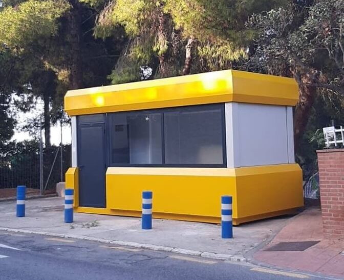 Módulo prefabricado de Europa Prefabri con revestimientos personalizados, opciones de acabado en superficies gofradas, acanaladas y lisas, y vinilos exteriores con colores corporativos y logotipos. Diseño adaptable con pintura en diversos colores, peto perimetral y estructura oculta para un acabado moderno y profesional.
