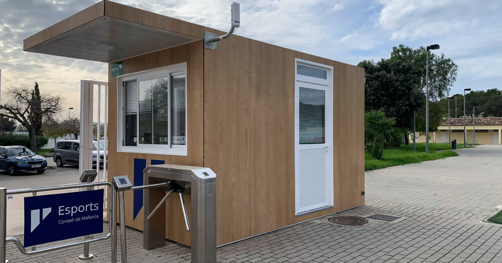 Módulo prefabricado de Europa Prefabri con revestimientos personalizados, opciones de acabado en superficies gofradas, acanaladas y lisas, y vinilos exteriores con colores corporativos y logotipos. Diseño adaptable con pintura en diversos colores, peto perimetral y estructura oculta para un acabado moderno y profesional.