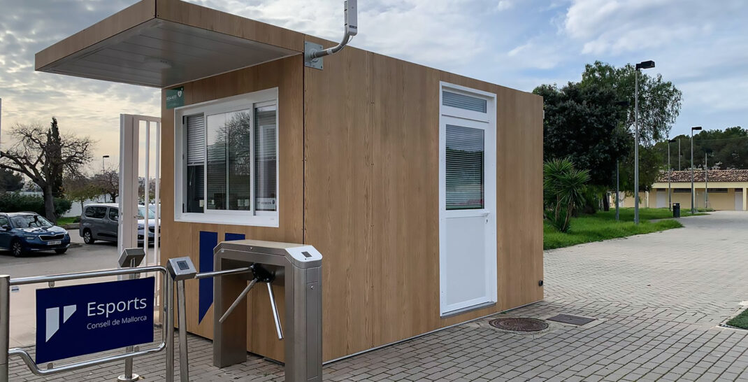 Módulo prefabricado de Europa Prefabri con revestimientos personalizados, opciones de acabado en superficies gofradas, acanaladas y lisas, y vinilos exteriores con colores corporativos y logotipos. Diseño adaptable con pintura en diversos colores, peto perimetral y estructura oculta para un acabado moderno y profesional.