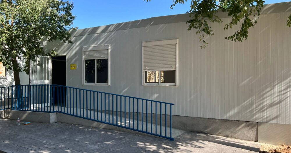 Vista de los módulos prefabricados educativos instalados por Europa Prefabri en Toledo, listos para su uso en el próximo curso escolar.