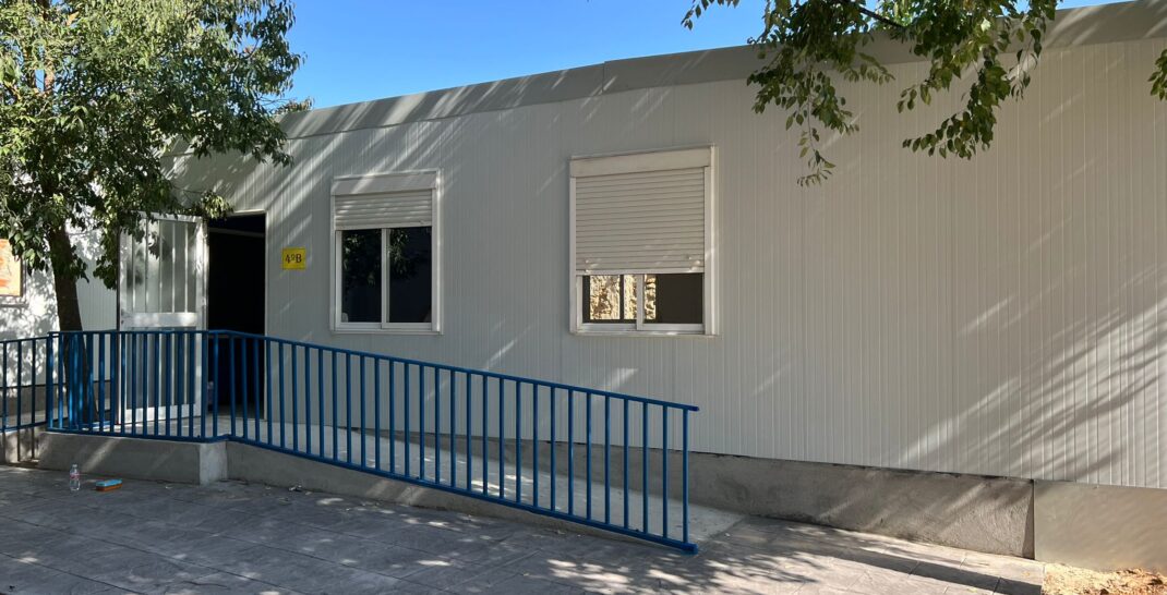 Vista de los módulos prefabricados educativos instalados por Europa Prefabri en Toledo, listos para su uso en el próximo curso escolar.