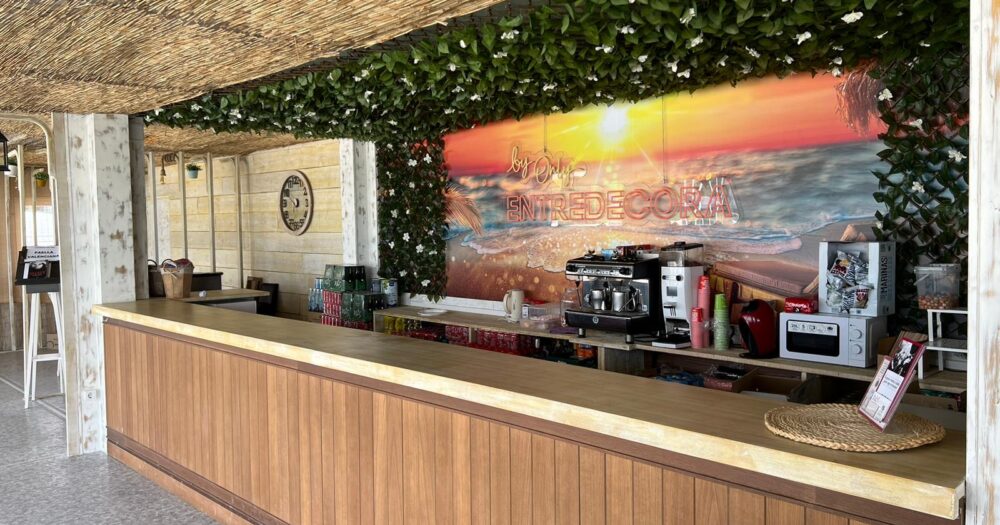 Detalle de la cafetería modular prefabricada, destacando su diseño estético y funcional en el Centro de Hípica Las Cadenas. Soluciones rápidas, adaptables y con menor impacto ambiental.