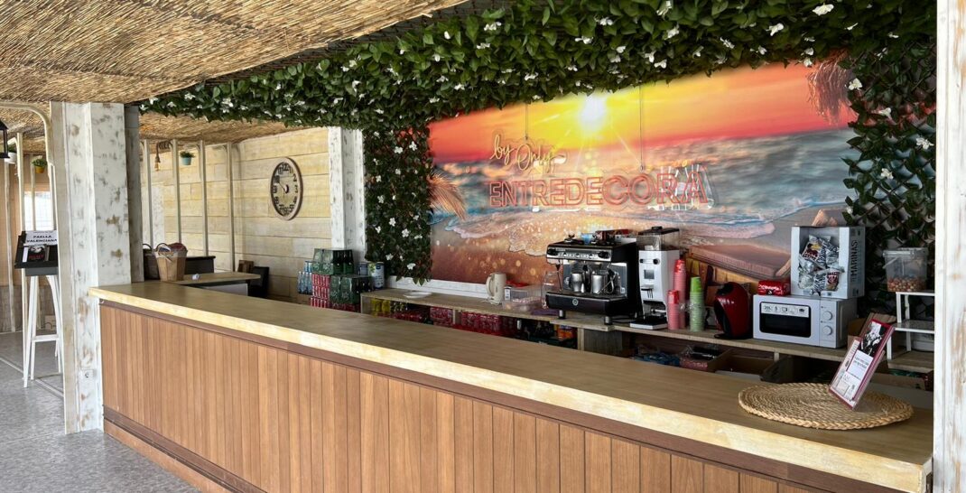 Detalle de la cafetería modular prefabricada, destacando su diseño estético y funcional en el Centro de Hípica Las Cadenas. Soluciones rápidas, adaptables y con menor impacto ambiental.
