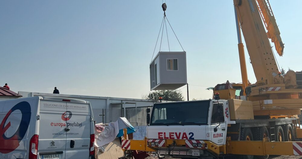 "Conjunto modular en Cañada Real destinado a un centro de ayuda a la drogadicción, con sala de venopunción y espacios adaptados para atención sanitaria."