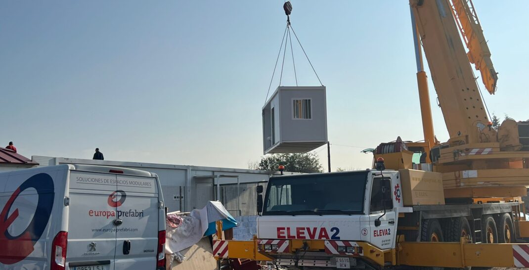 "Conjunto modular en Cañada Real destinado a un centro de ayuda a la drogadicción, con sala de venopunción y espacios adaptados para atención sanitaria."