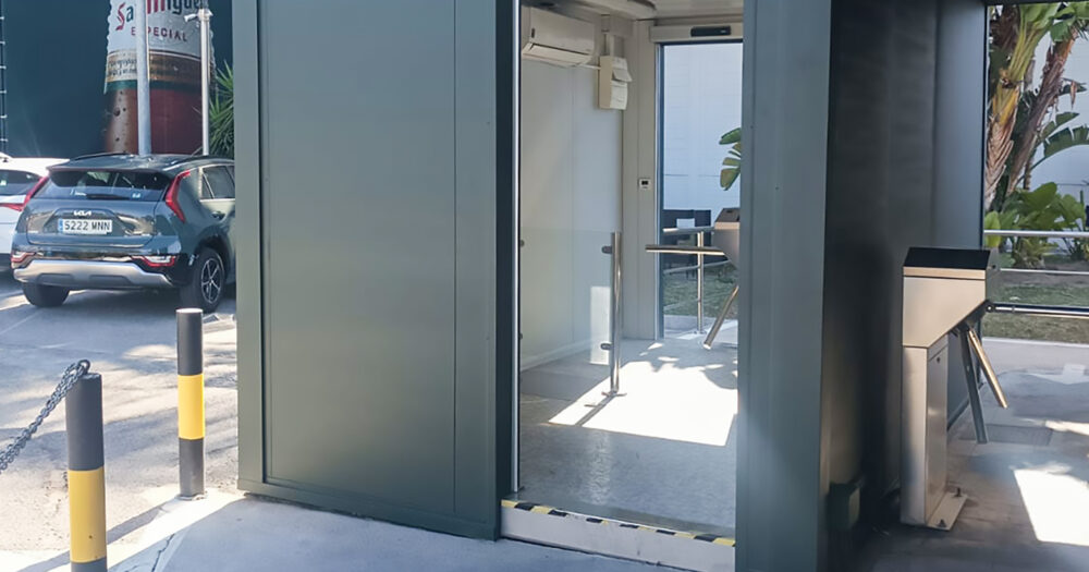 "Módulo prefabricado revestido con puertas automatizadas instalado en la fábrica San Miguel, destacando su diseño moderno y funcionalidad."