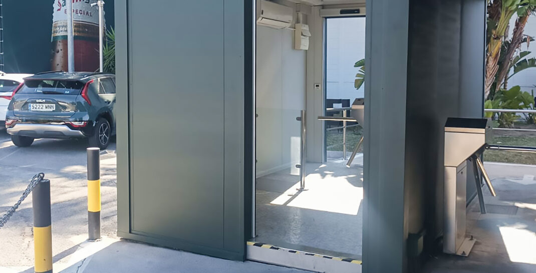 "Módulo prefabricado revestido con puertas automatizadas instalado en la fábrica San Miguel, destacando su diseño moderno y funcionalidad."