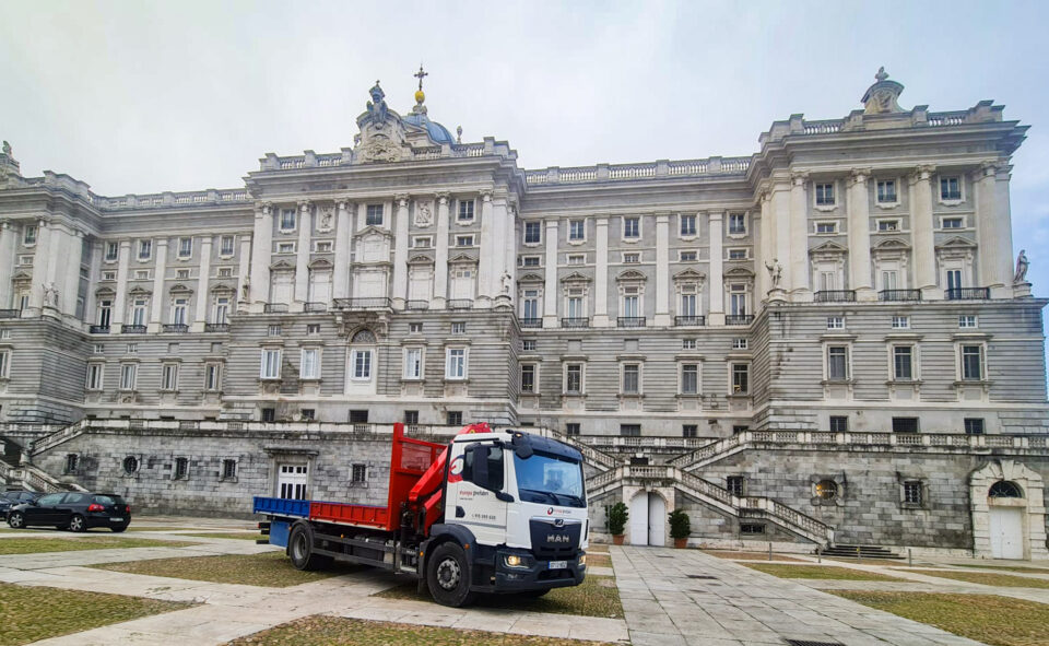 camion-pluma-europa-prefabri-descargando-modulos-prefabricados